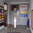 Ve vchod� jsou z�kladn� informace. Vstup k auto�kole je dvorem.